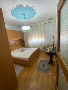 een slaapkamer met een bed en een kroonluchter bij Landhaus Weitblick in Paldau