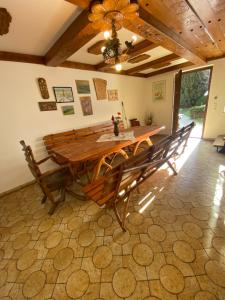 een eetkamer met een houten tafel en stoelen bij Landhaus Weitblick in Paldau
