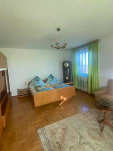 een woonkamer met een bed en een bank bij Landhaus Weitblick in Paldau +18 foto's