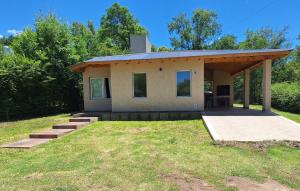 a small house with a roof on top of a yard at Casa Rincon in Villa General Belgrano