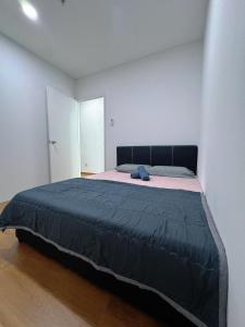 En eller flere senge i et værelse på Make Memories Residence 2BR Summer Mall Kota Samarahan