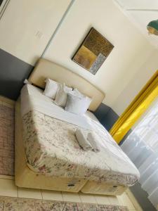 een slaapkamer met een groot bed in een kamer bij Le Comfort in Eldoret