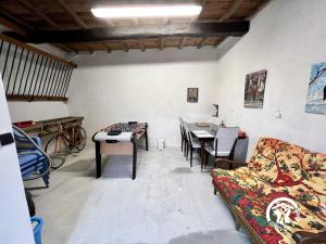 a living room with a couch and a table at Le gite fleuri in Limousis