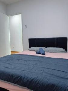 En eller flere senge i et værelse på Make Memories Residence 2BR Summer Mall Kota Samarahan