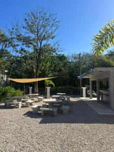 un groupe de tables et de bancs dans un parc dans l'établissement Nelblu Flamingo Suites, à Playa Flamingo