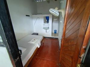 a small room with a bed and a bathroom at Hotel Efata in Apartadó