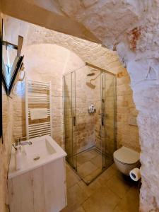 een badkamer met douche, wastafel en toilet bij il trullo di giada e mattia in Alberobello