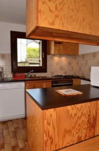 eine Küche mit Spüle und Arbeitsplatte in der Unterkunft Les lupins in Bolquere