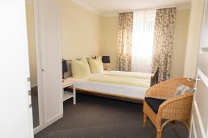 una camera da letto con un letto e una finestra di Gästehaus Pfeiffer a Bad Mergentheim Altre 6 foto