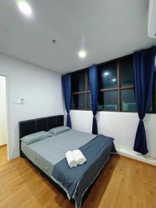 En eller flere senge i et værelse på Make Memories Residence 2BR Summer Mall Kota Samarahan