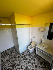 un bagno con un water e un lavandino di Castelo dos Tucanos Host a Rio de Janeiro