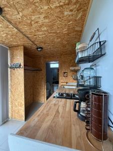 een keuken met een houten aanrecht in een kamer bij Nakawe Guatape in Guatapé