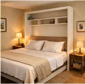 een slaapkamer met een bed met witte kussens en planken bij Cristian Case Vacanza in Colonna +38 foto's