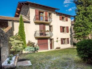 un grand bâtiment avec des balcons et une cour dans l'établissement Bouton d or, à Bolquère-Pyrénées 2000