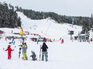 un groupe de personnes sur une piste de ski enneigée dans l'établissement Bouton d or, à Bolquère-Pyrénées 2000