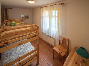 une chambre avec deux lits superposés et une fenêtre dans l'établissement Bouton d or, à Bolquère-Pyrénées 2000