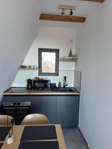 een kleine keuken met een wastafel en een raam bij Tara mountain house Kopaonik in Kopaonik