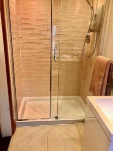 una doccia con una porta in vetro in un bagno di Silvermead stables a Plymouth