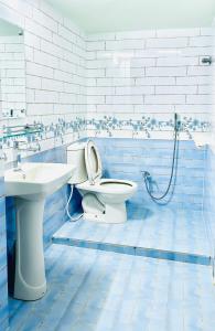 une salle de bains avec toilettes et lavabo dans l'établissement Cloudy Inn Resort, à Bāndarban