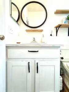 een badkamer met een wastafel en een spiegel aan de muur bij Loft à louer in Apollo Beach