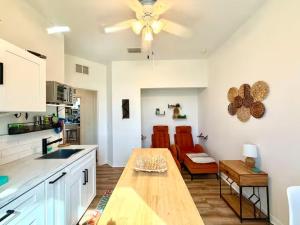 een keuken met een tafel en een woonkamer bij Loft à louer in Apollo Beach