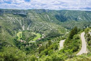 una vista aerea su una valle montana con una strada di Bergerie de la bueges a Saint-André-de-Buèges
