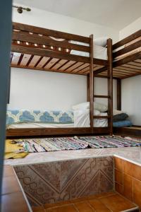 Giường trong phòng chung tại tamazirt surf house