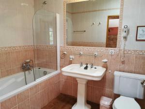 une salle de bains avec lavabo, baignoire et toilettes dans l'établissement La maison du berger, à Cassagnes 22 autres photos