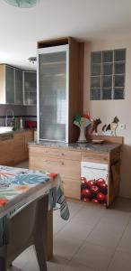 eine Küche mit einer Theke mit Äpfeln darauf in der Unterkunft Bergerie du pic saint-loup in Saint-André-de-Buèges