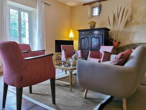 un salon avec des chaises, un canapé et une table dans l'établissement La maison du berger, à Cassagnes