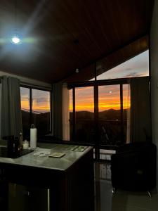 een kamer met een bureau en uitzicht op de zonsondergang bij Monteverde Sunset House in Cebadilla