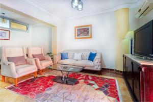 un salon avec deux canapés et une télévision dans l'établissement Arena Hostel, à Hurghada