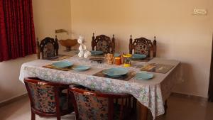 een eettafel met blauwe gerechten erop bij Aarroh villa in Coonoor +36 foto's