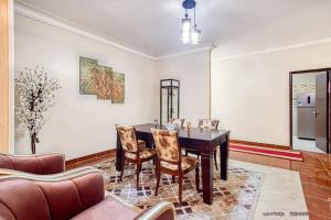 une salle à manger avec une table et des chaises dans l'établissement Arena Hostel, à Hurghada