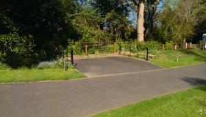 un vialetto con una rampa in un parco di Silvermead stables a Plymouth