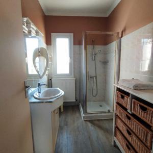 een badkamer met een wastafel en een douche bij Louisiane in Sauvian