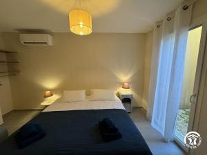 une chambre avec un grand lit et une fenêtre dans l'établissement Le reve bleu, à Collioure