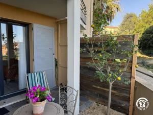 une véranda avec une chaise et un citronnier dans l'établissement Le reve bleu, à Collioure