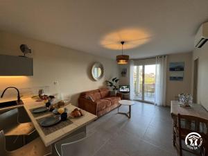 un salon avec un canapé et une table dans l'établissement Le reve bleu, à Collioure