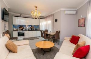 TV a/nebo společenská místnost v ubytování Shëngjin Shores Apartments