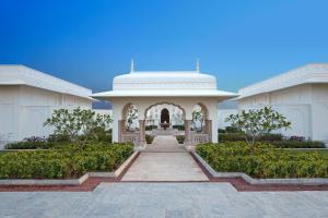 The Oberoi Sukhvilas Spa Resort, New Chandigarh外面的花园