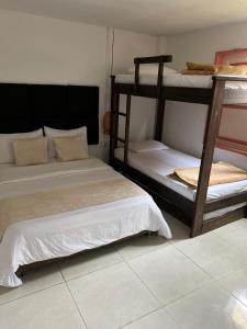 een kamer met 3 stapelbedden bij Mahalo Hostel in Salento