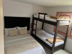 een kamer met 2 stapelbedden en een bed bij Mahalo Hostel in Salento