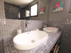 een badkamer met een wit bad en een wastafel bij Me kasa in Agde +18 foto's