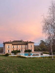 a large house with a swimming pool in the yard at Le refuge barbezien in Lombez