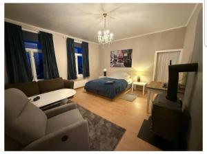 ein Wohnzimmer mit Sofa und Bett in der Unterkunft Vårsol Overnatting i Vardø centrum in Vardø