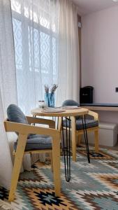 a table and chairs in a room with a window at Molfar in Yasinya