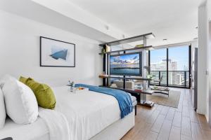 ein Schlafzimmer mit einem großen Bett und einem Fernseher in der Unterkunft Downtown by Miami Vacation Rentals in Miami + 286 Fotos