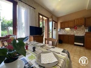 Nhà bếp/bếp nhỏ tại Ribelles +9 ảnh