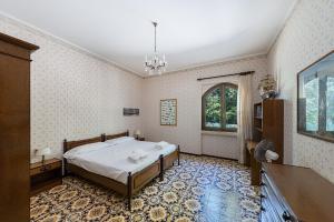 a large bedroom with a bed and a window at Daller Bianca by Whale Homes in Soiano del Lago